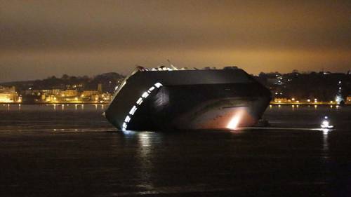 英國(guó)大型貨輪撞上堤壩側(cè)翻 英國(guó)大型貨輪撞上堤壩側(cè)翻