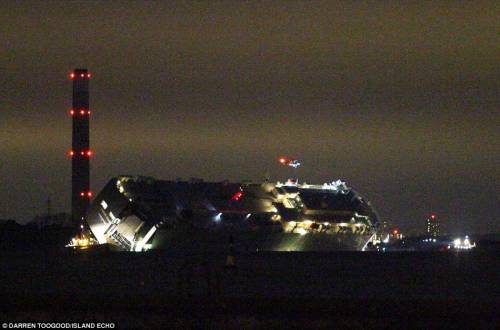 英國(guó)大型貨輪撞上堤壩側(cè)翻 英國(guó)大型貨輪撞上堤壩側(cè)翻