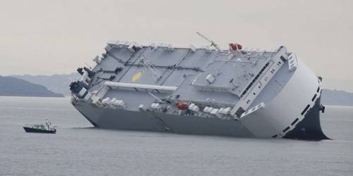 英國(guó)大型貨輪撞上堤壩側(cè)翻 英國(guó)大型貨輪撞上堤壩側(cè)翻