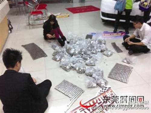 男子提半噸硬幣買(mǎi)車(chē) 工作人員數(shù)到手軟