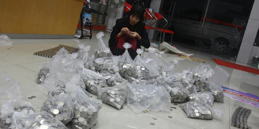 男子提半噸硬幣買(mǎi)車(chē) 工作人員數(shù)到手軟