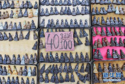 曼谷街頭的護(hù)身符市場