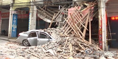 廣東一女司機(jī)逆行開(kāi)車撞塌小樓