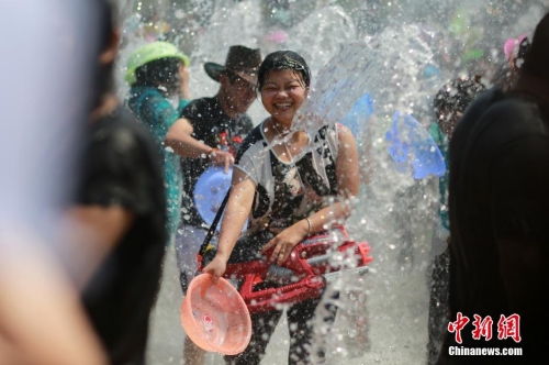 西雙版納萬人歡度潑水節(jié) 西雙版納萬人歡度潑水節(jié)