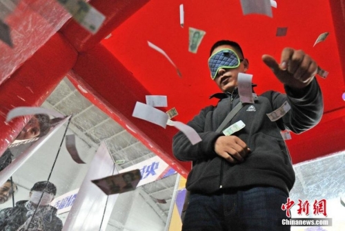 沈陽房交會(huì)上演蒙眼撈錢促銷 沈陽房交會(huì)上演蒙眼撈錢促銷