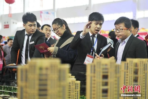 沈陽房交會(huì)上演蒙眼撈錢促銷 沈陽房交會(huì)上演蒙眼撈錢促銷