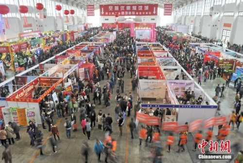 沈陽房交會(huì)上演蒙眼撈錢促銷 沈陽房交會(huì)上演蒙眼撈錢促銷