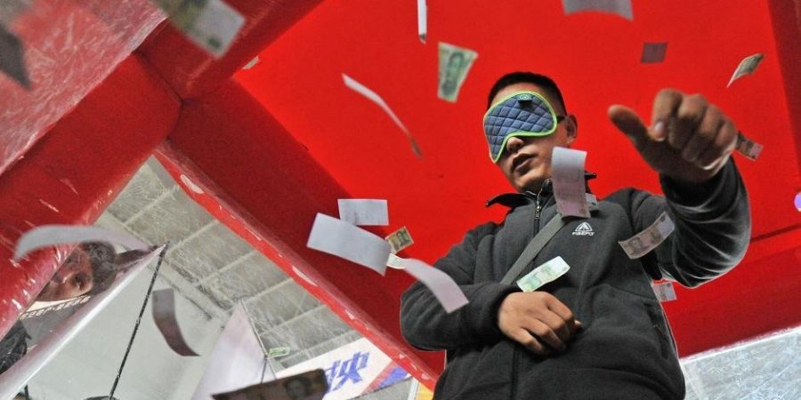 沈陽房交會(huì)上演蒙眼撈錢促銷 沈陽房交會(huì)上演蒙眼撈錢促銷