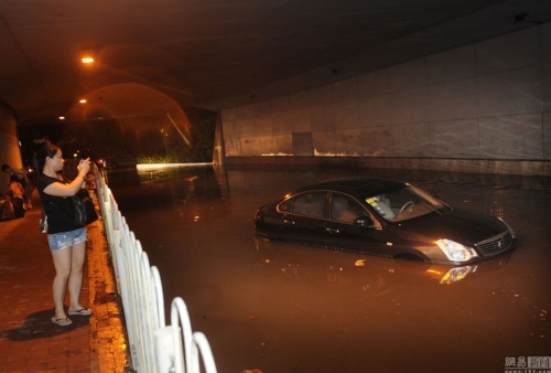 廣州多地出現(xiàn)水浸堵車 廣州多地出現(xiàn)水浸堵車