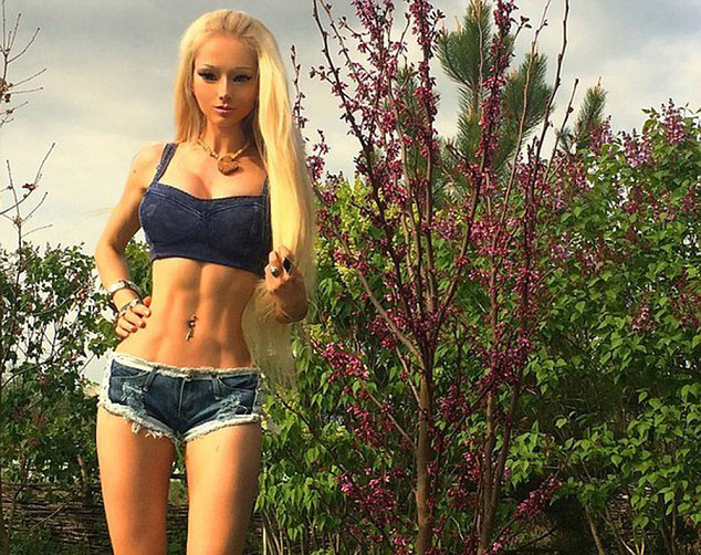 真人芭比腿超身長 蜂腰腹肌接傲人上圍 真人芭比腿超身長 蜂腰腹肌接傲人上圍