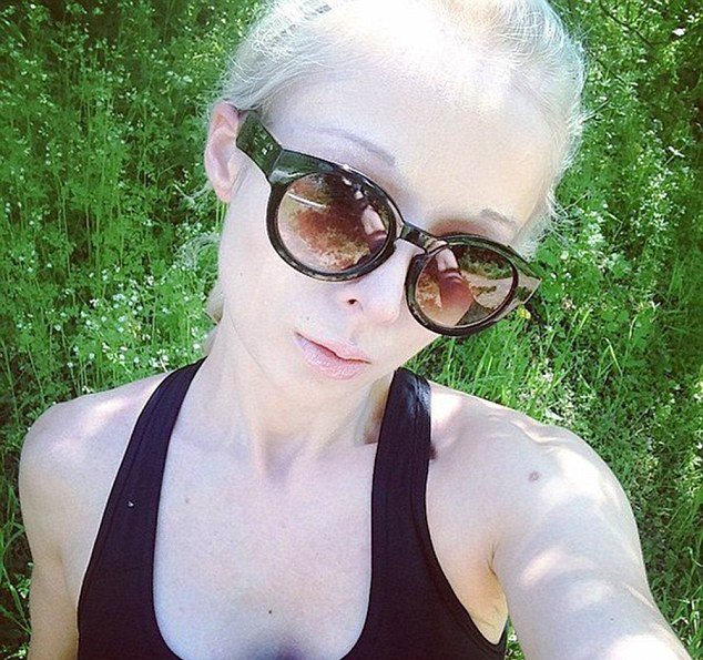 真人芭比腿超身長 蜂腰腹肌接傲人上圍 真人芭比腿超身長 蜂腰腹肌接傲人上圍