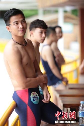 學(xué)生參加?；ㄐ２荽筚?穿比基尼秀身材