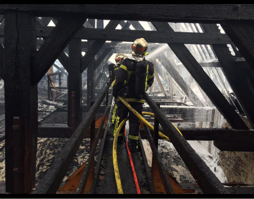 法國(guó)19世紀(jì)教堂失火 頂部燒毀