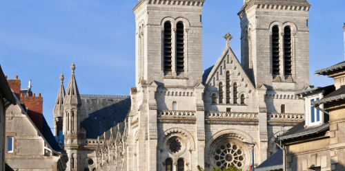 法國(guó)19世紀(jì)教堂失火 頂部燒毀