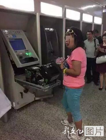 女子徒手拆提款機(jī) 女子徒手拆提款機(jī)