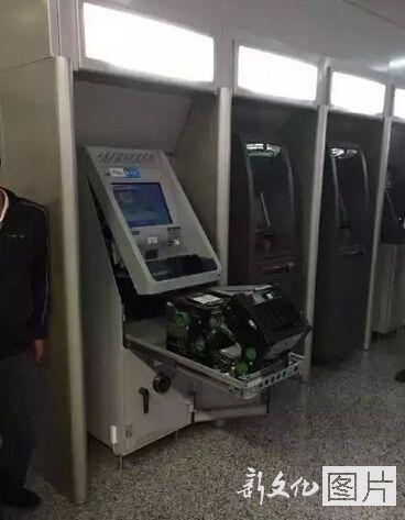 女子徒手拆提款機(jī) 女子徒手拆提款機(jī)