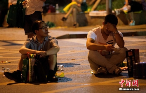 長(zhǎng)沙家長(zhǎng)為孩子讀高中通宵排隊(duì)