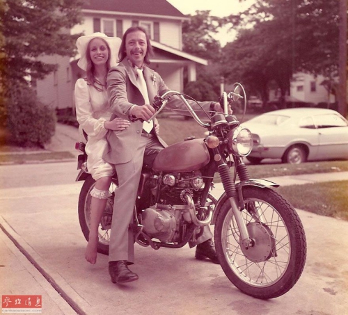 美國老夫婦重現(xiàn)婚照原景 美國老夫婦重現(xiàn)婚照原景