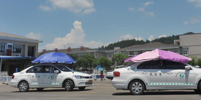 杭州一駕?，F(xiàn)遮陽新招 教練車車頂撐傘