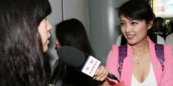 央視女記者艾婷婷美胸?fù)岀R 央視女記者艾婷婷美胸?fù)岀R