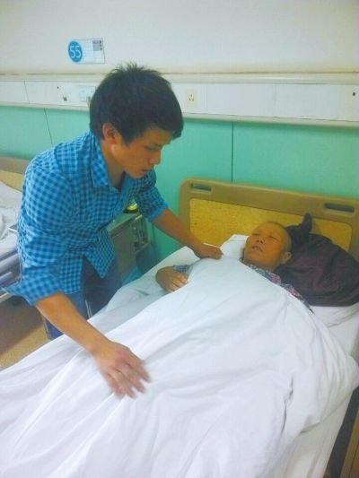 孟俊成在照顧母親 孟俊成在照顧母親