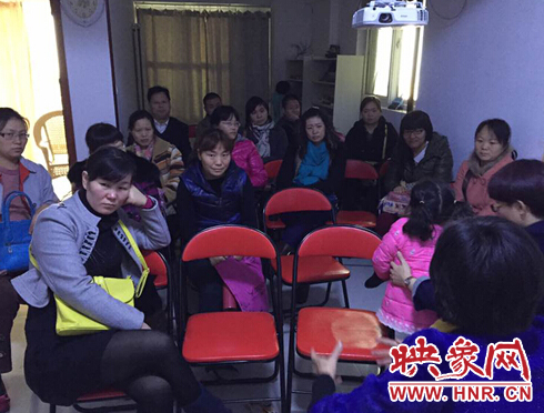 閆老師在和家長互動交流 閆老師在和家長互動交流