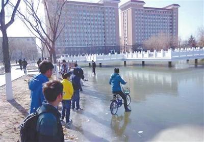 南方的孩子不理解北方的寒冷，這冰厚得，嚇尿了！ @顏遠(yuǎn)鋒