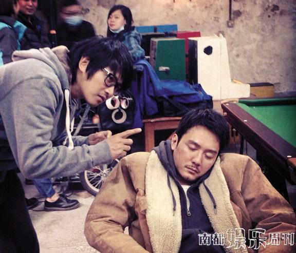 導(dǎo)演在認(rèn)真給演員說(shuō)戲，演員聽(tīng)得也很認(rèn)真。