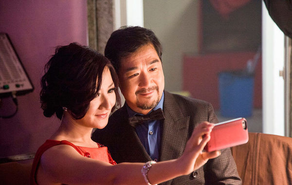 在主持晚會(huì)期間，張國立還與同場的女主持自拍合影。