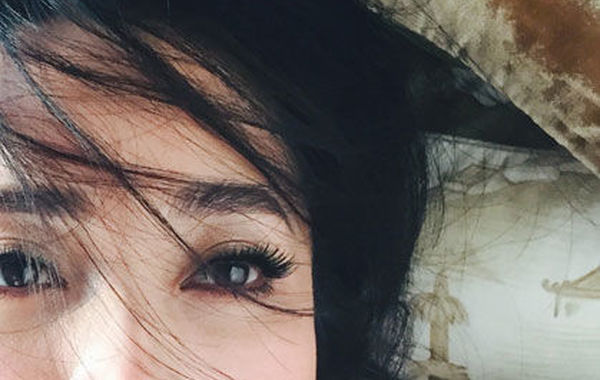 蔣勤勤吊帶美照。