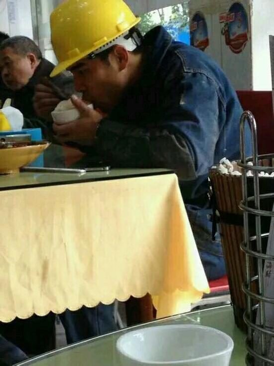 網(wǎng)友調(diào)侃：周周，慢點(diǎn)吃