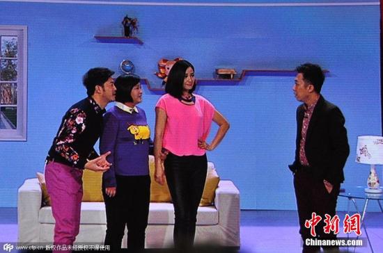 2015年2月18日晚8時(shí)，2015央視羊年春晚準(zhǔn)時(shí)開(kāi)播，各路明星大腕齊聚一臺(tái)向觀眾展示了一場(chǎng)奢華的