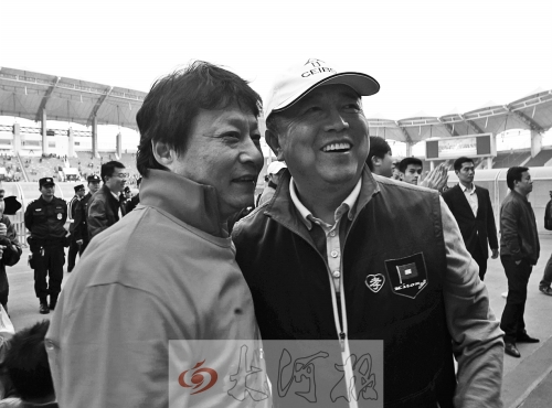 比賽結束后，老胡熱情擁抱老唐。