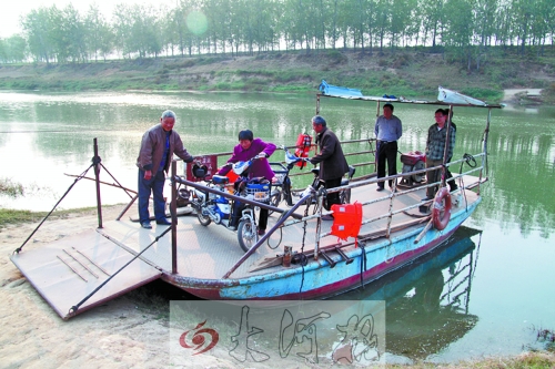 18年來，盛衛(wèi)川堅(jiān)持每日如此，為河兩岸的人擺渡。