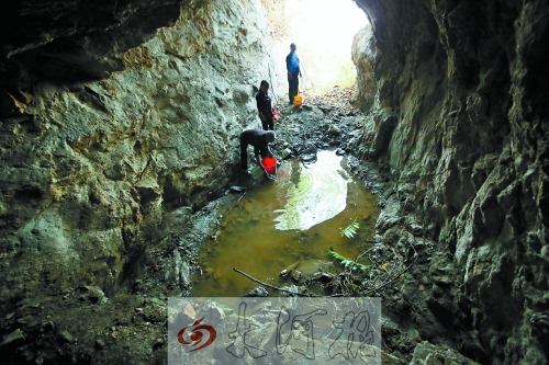 村民說以前這里的水很深，現(xiàn)在也就剩這么一點(diǎn)兒了。