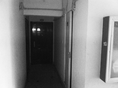 被砸網(wǎng)吧在鄭州安徐莊公館小區(qū)的一棟居民樓里，昨天，網(wǎng)吧已關門。