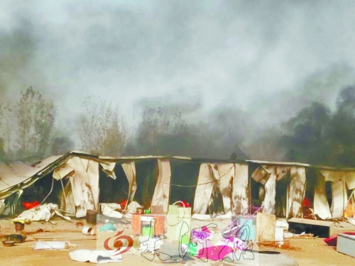 火勢(shì)蔓延前村民從屋內(nèi)搬出的冰箱、桌子等物品