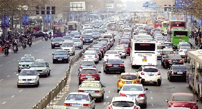 昨天下午，擁擠的花園路。 鄭州晚報記者 馬健 圖