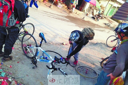 運氣不好，十分鐘被扎了兩次胎，只能自己修車。