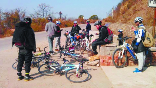 1月21日，他們路過湖南中路鋪鎮(zhèn)，在路邊短暫休息。
