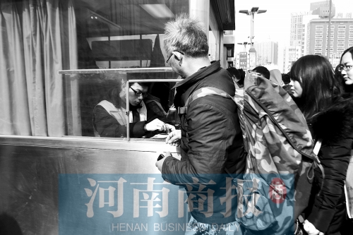 趙俊方在鄭州火車站進站，準(zhǔn)備前往甘肅災(zāi)區(qū)和災(zāi)民一起過春節(jié)。記者 唐韜/攝