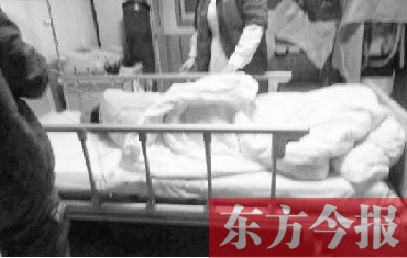 昨日凌晨，鄭州市金水區(qū)總醫(yī)院，鄭州電臺主持人張明救助的輕生女在接受搶救