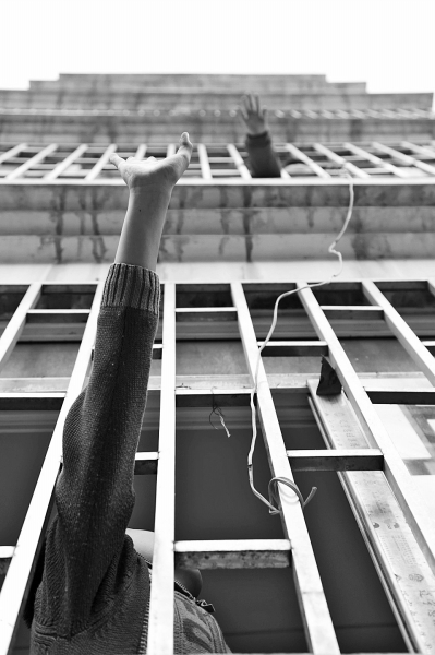 聽(tīng)到聲音小哥倆就在窗戶邊集合，不聚不散。