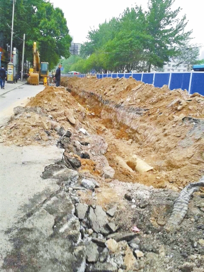 文化路大修改造工程，目前西半幅圍擋已基本鋪設(shè)到位。