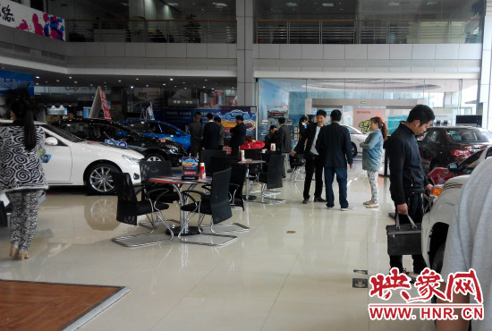 一大早來到4S店選車的顧客絡繹不絕。