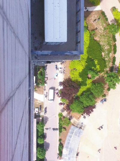 從32樓俯視現(xiàn)場(chǎng) 記者 豐林文圖 從32樓俯視現(xiàn)場(chǎng) 記者 豐林文圖