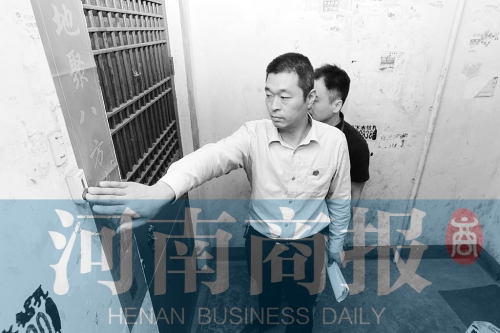 　來到馬某家，法官被拒之門外