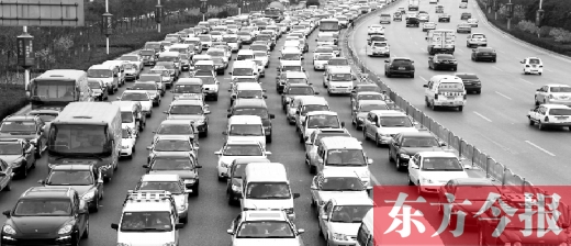 21日，鄭州市中州大道，大量擁堵的汽車將寬寬的道路變成“停車場”
