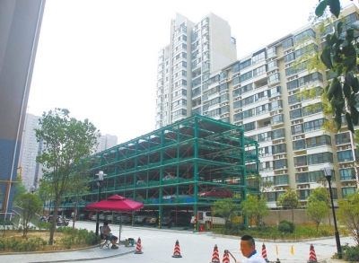 商城路與英協(xié)路交叉口附近的濱河綠苑小區(qū)內(nèi)，剛剛建好一個立體停車場。