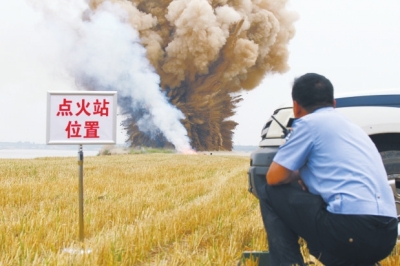民警點(diǎn)火，引爆爆炸物品。